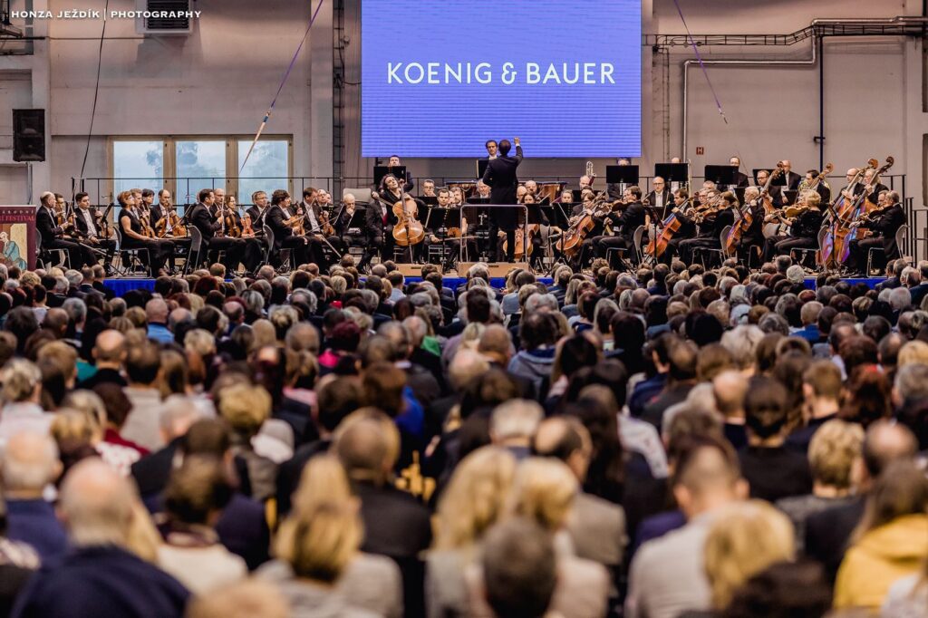 Mobilni-podium-pro-filharmonii