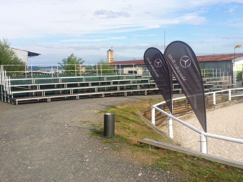 Mobiln° tribuna v m°rnām svahu