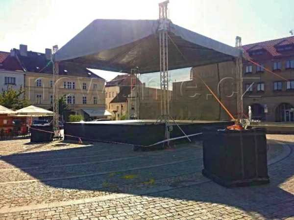 Zastresene-mobilni-podium 11x9m