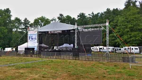 Zastresene-mobilni-podium-11x9m_PA-Wings-po-stranach_kotveni-do-travy