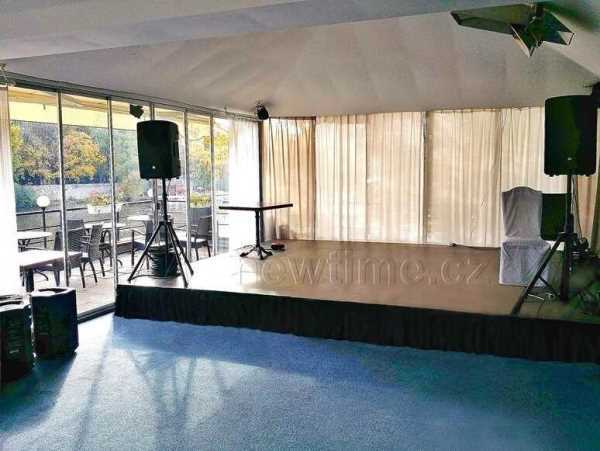 mobilni-podium-6x4m-elevace-40cm