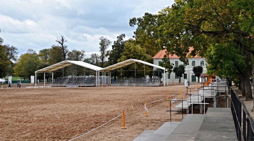 zastresena-tribuna