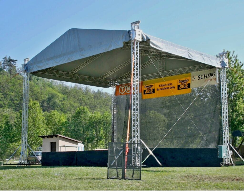 zastresene-mobilni-podium