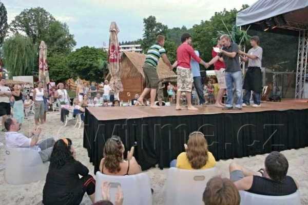 zastresene-podium-a-a-molo