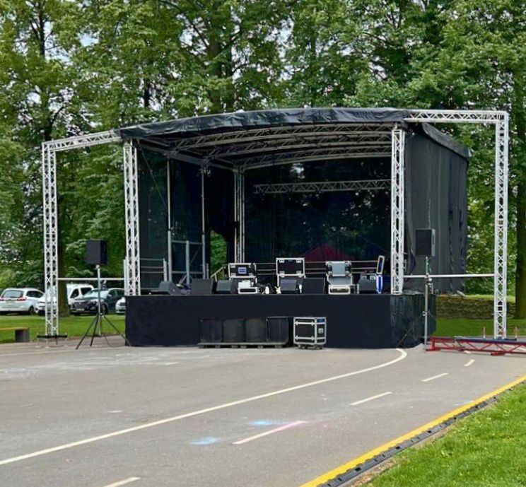 Podium-na-vleku-8x6m