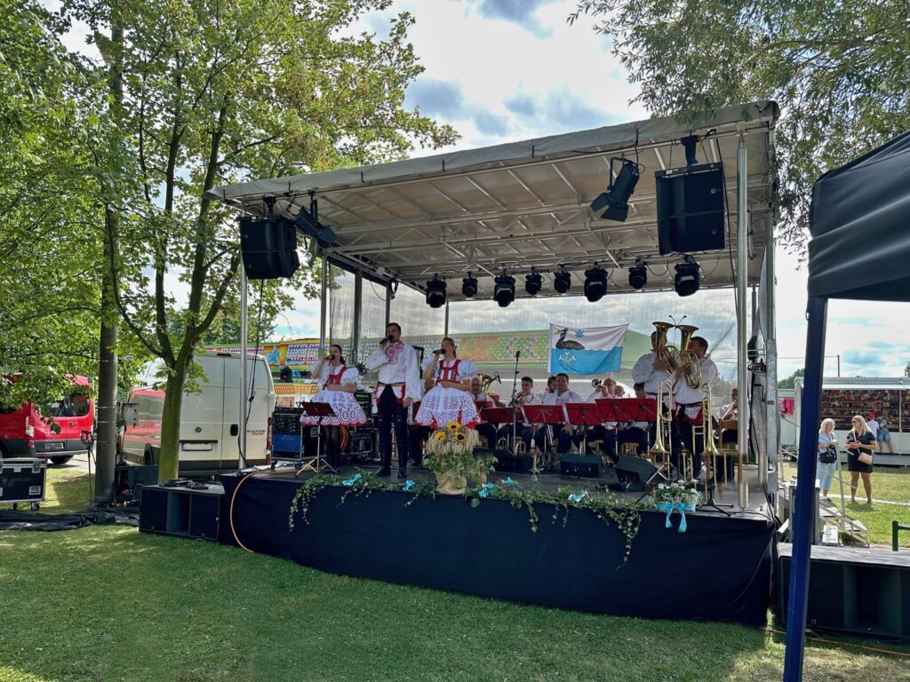 Zastresene-podium-6x4m (2)