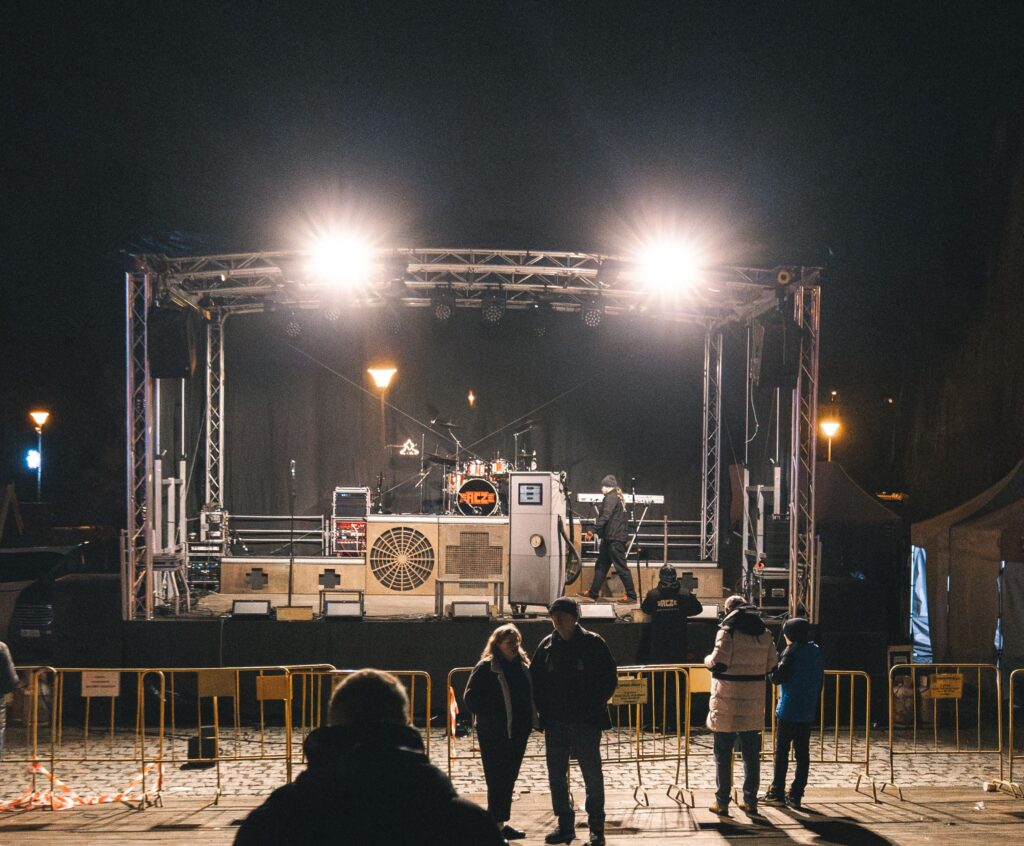 Zastresene-podium-8x6m