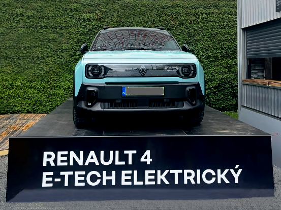 mobilní pódium pronájem pro instalace aut