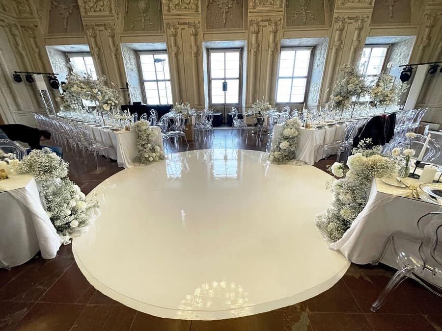 kruhové svatební pódium s bílým baletizolem