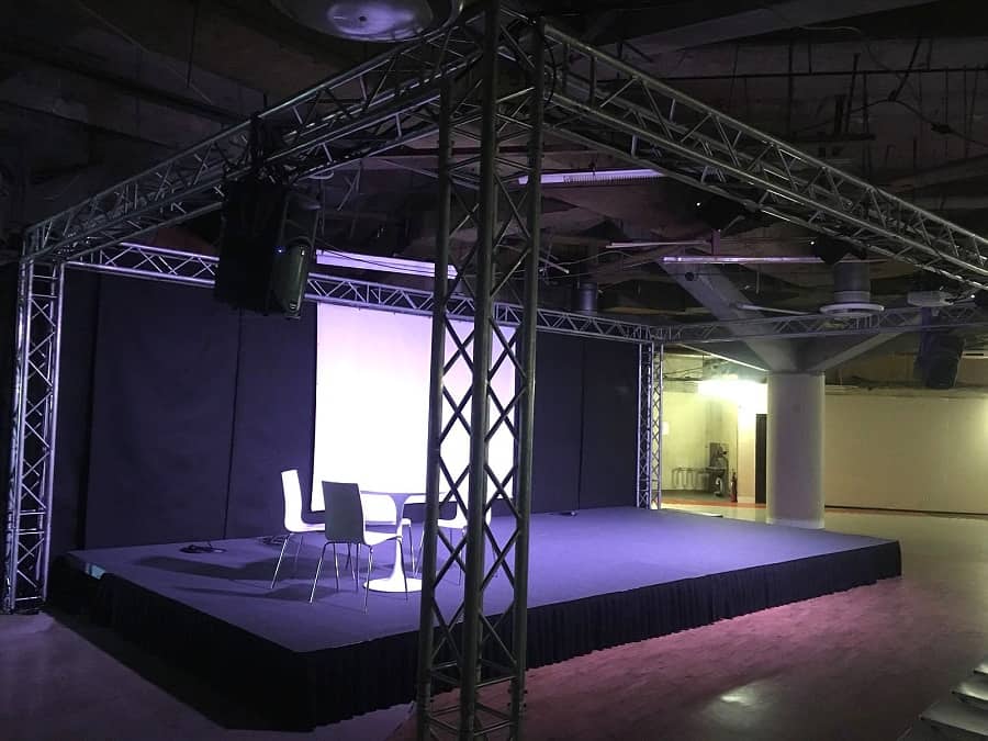 Mobilní pódium a konstrukce na zavěšení techniky