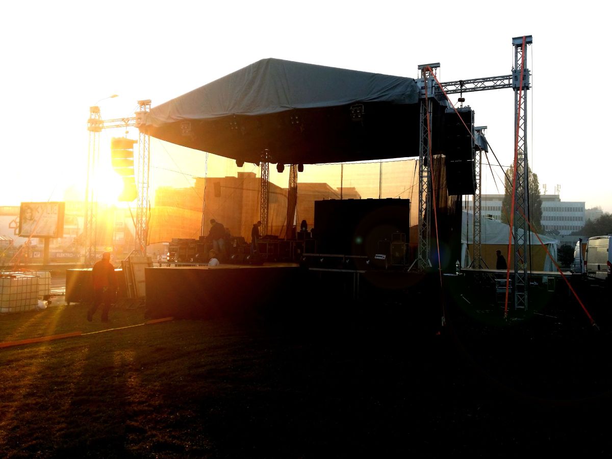 mobilní pódium pronájem