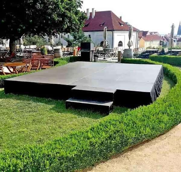mobilní pódium pronájem