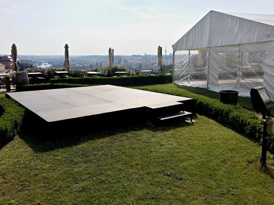 malé mobilní pódium